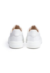 Weiße Leder-Sneaker mit glatter Oberfläche, gepolstertem Innenraum und Gummisohle. Verfügt über ein dezentes gestepptes Muster an der Ferse.