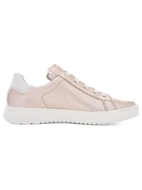 Lyserød tekstureret lædersneaker med lavt skaft, hvide snørebånd, hvid hælkappe og tyk hvid gummisål, vist i sideprofil.