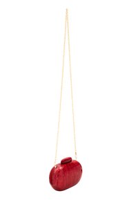 Borsa a pochette rossa in acrilico con finitura lucida, forma rotonda, tracolla in catena dorata e chiusura superiore. Presenta una texture marmorizzata e una superficie liscia.
