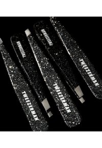 Ensemble de cinq pinces à épiler noires avec une texture pailletée, dotées de paillettes argentées et d'une marque blanche. Design mince et angulaire pour un usage précis.