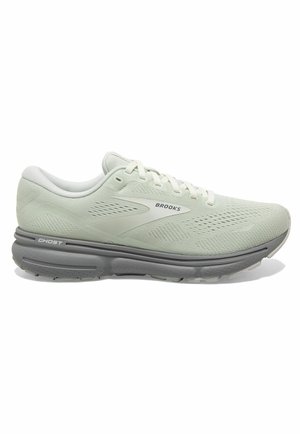 Lichtgroene Brooks Ghost 15 hardloopschoen met een bovenwerk van mesh, witte veters en een dikke grijze dempende zool.