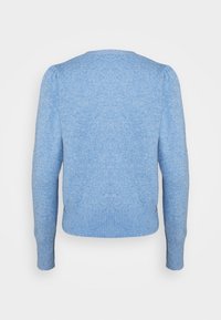 Maglione blu con scollatura tonda, maniche lunghe e polsini a coste. Realizzato in un tessuto morbido e strutturato con un sottile motivo melangiato.