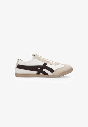 Sneaker mit einem weißen und beigen Obermaterial, braunen Akzenten, runder Zehenpartie und flachen Schnürsenkeln. Verfügt über eine strukturierte Gummisohle und ein sportliches Design.