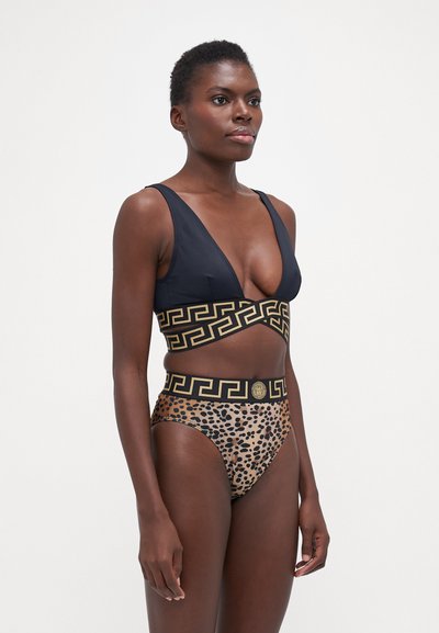 Svart, dyp utringet bikini topp med gullfarget gresk nøkkelmønster; høytlivet underdel i leopardmønster med gyldne detaljer. Glatt stoff, tettsittende design.