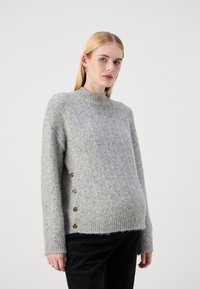 Maglione grigio lavorato a maglia con un motivo testurizzato, colletto a coste e bottoni laterali. Presenta maniche lunghe e una vestibilità leggermente ampia.