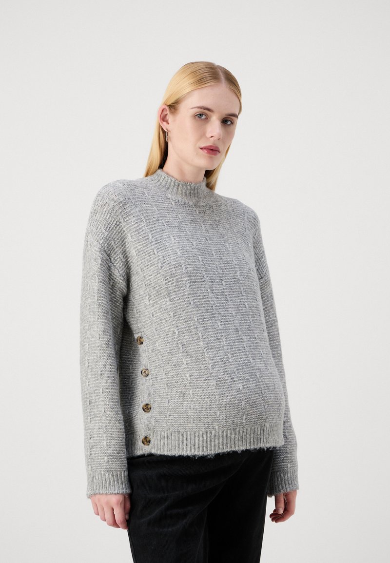 Maglione grigio lavorato a maglia con un motivo testurizzato, colletto a coste e bottoni laterali. Presenta maniche lunghe e una vestibilità leggermente ampia.