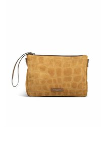 Borsa clutch in pelle scamosciata color senape con texture a effetto coccodrillo, dotata di chiusura con zip e cinturino da polso rimovibile. Etichetta del marchio in rilievo sul davanti.