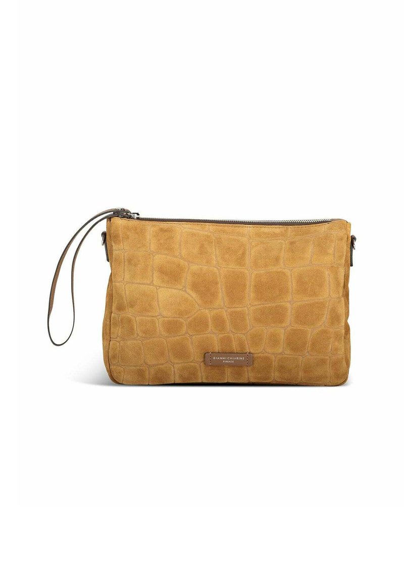 Borsa clutch in pelle scamosciata color senape con texture a effetto coccodrillo, dotata di chiusura con zip e cinturino da polso rimovibile. Etichetta del marchio in rilievo sul davanti.