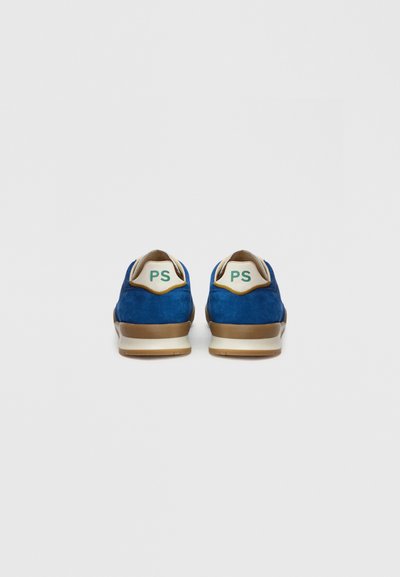 Modré semišové tenisky s hnedou gumovou podrážkou. Biely opätkový štítok s logom "PS" v zelenej farbe. Hladká textúra a zaoblený dizajn zvyšujú ležérny štýl.