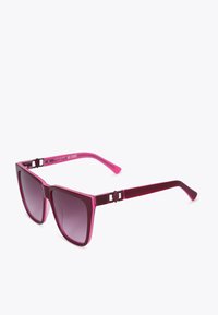 Occhiali da sole con montatura traslucida di colore rosa, design quadrato, lenti grigie sfumate e accenti decorativi sulle tempie.