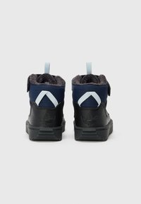 Botas infantis pretas e azuis-marinho com material texturizado, forro peludo, correia de velcro e detalhes em azul claro. Sola de borracha plana.