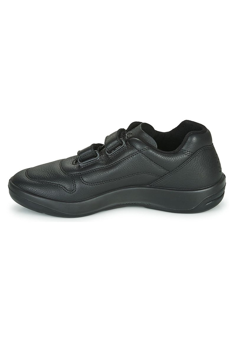 Chaussure de sport en cuir noir avec un bout arrondi, une tige texturée et des sangles ajustables pour la fermeture. Semelle rembourrée et design élégant.