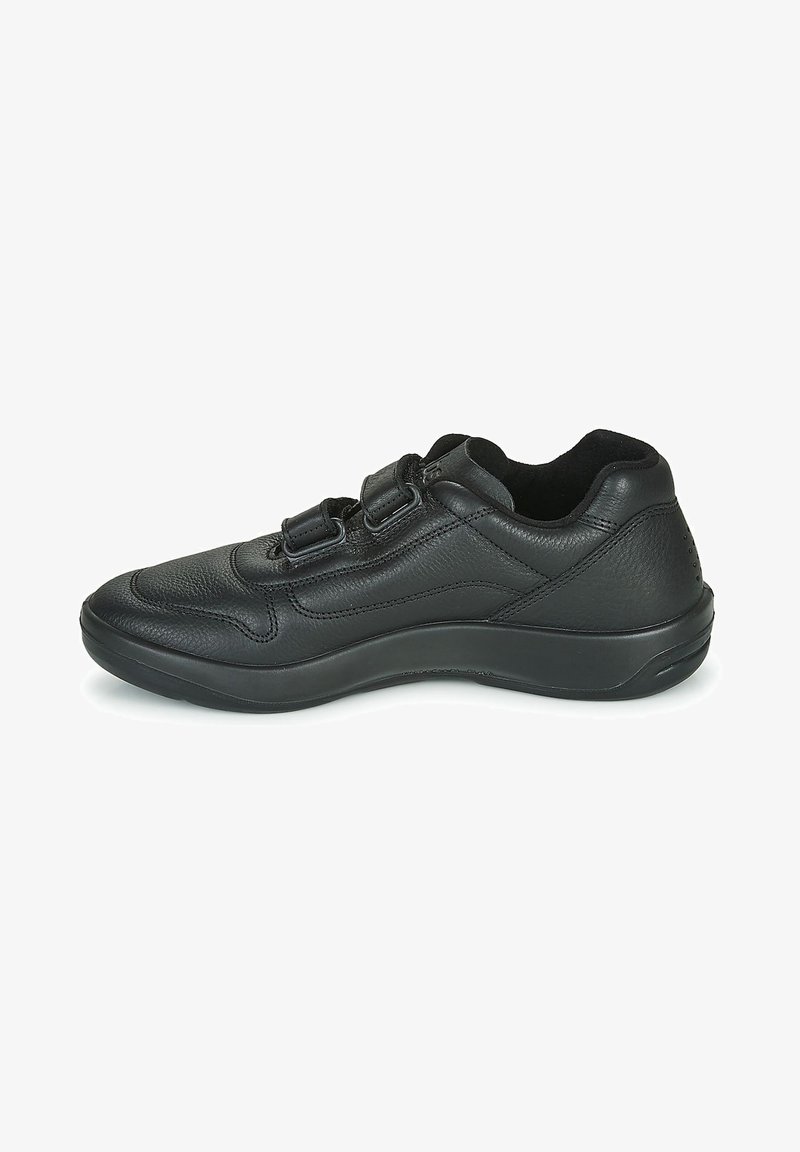 Chaussure de sport en cuir noir avec un bout arrondi, une tige texturée et des sangles ajustables pour la fermeture. Semelle rembourrée et design élégant.