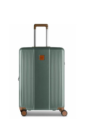 Valigia rigida di color turchese con texture a righe verticali, manico marrone e dettagli marroni. Dotata di quattro ruote per una facile mobilità.