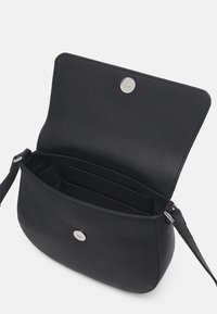 Sort lædertaske med skulderrem, glat tekstur, klaplukning og sølvfarvet trykknap. Indeholder et indvendigt rum og lommer.