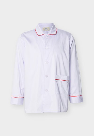 Λευκό πουκάμισο με μακριά μανίκια, κουμπιά μπροστά, γιακά, τσέπη στο στήθος και κόκκινη διακόσμηση στον γιακά, στις μανσέτες και στην άκρη της τσέπης.