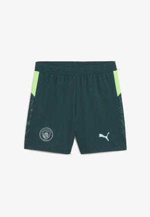 Pantalones cortos deportivos verdes con una cinturilla ajustable, acentos laterales en negro y verde neón, patrones geométricos y el logo del Manchester City y Puma.