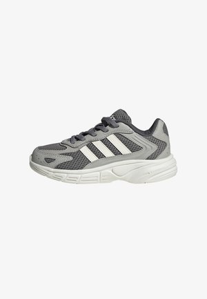 Szary i biały but sportowy Adidas z siateczkową cholewką, sznurowaniem, trzema białymi paskami i grubą, amortyzowaną podeszwą oznaczoną Cloudfoam.