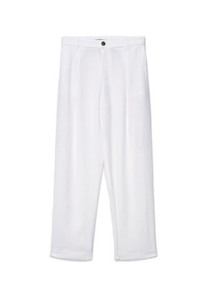 Pantalon blanc droit avec passants de ceinture, fermeture par boutons à l'avant et détails visibles des coutures avant, présenté à plat sur un fond blanc.