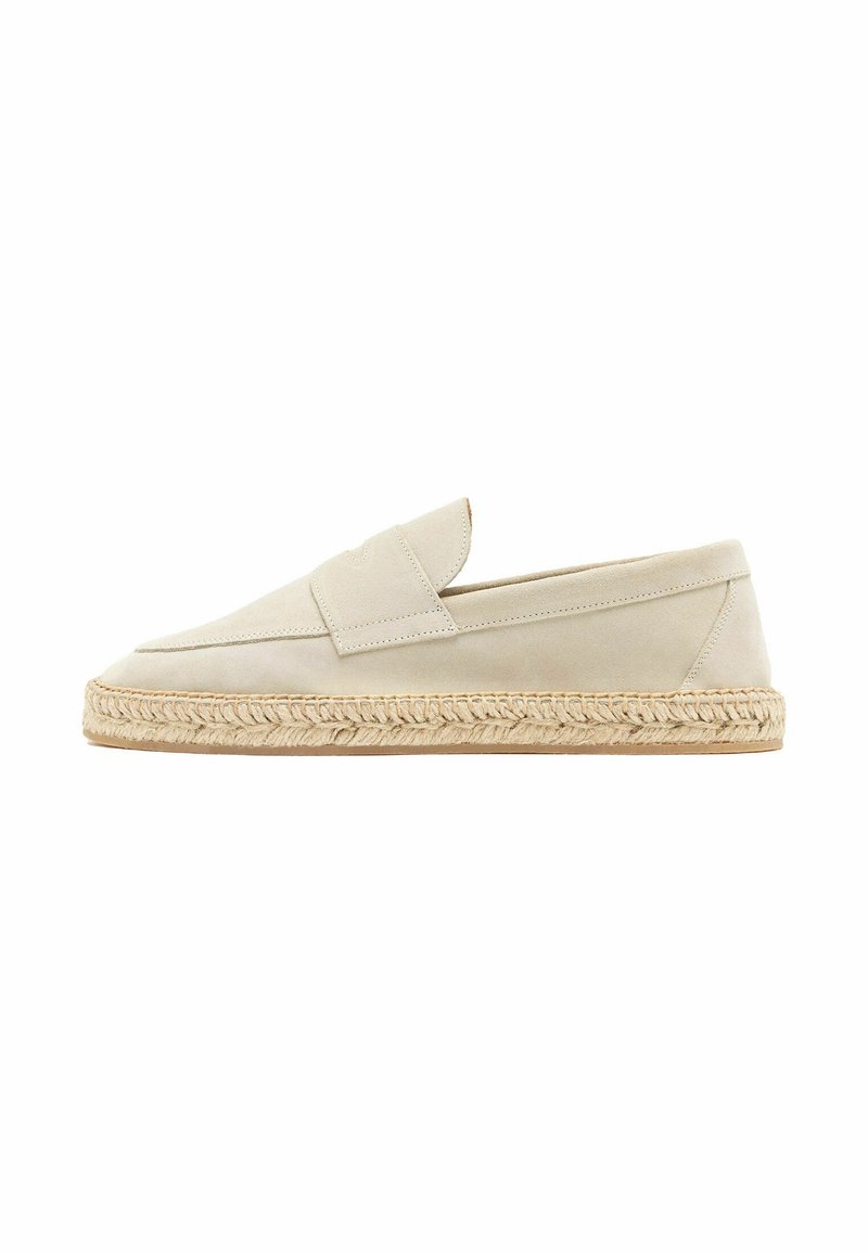 Beige ruskinds espadrille sko med slid på design, featuring en afrundet tå, en flettet jutebund, og minimale syninger.