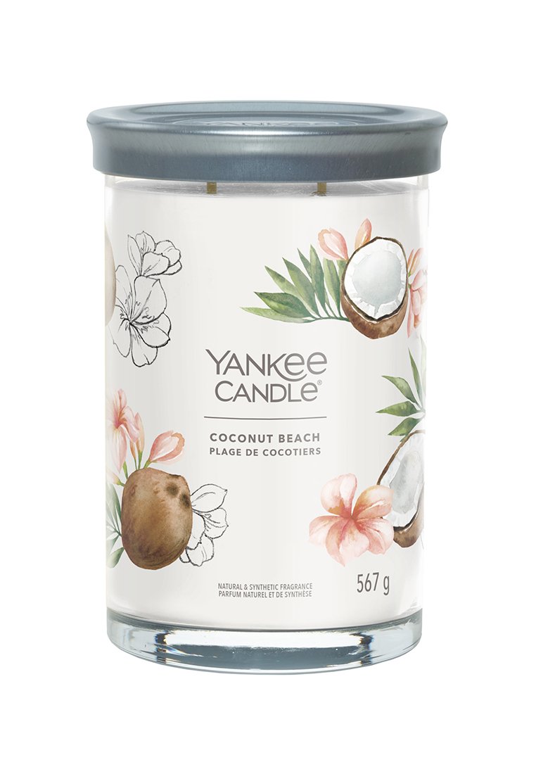 Barattolo candela in vetro trasparente con coperchio grigio. Presenta illustrazioni floreali e di cocco. L'etichetta recita "Yankee Candle Coconut Beach," 567 g.