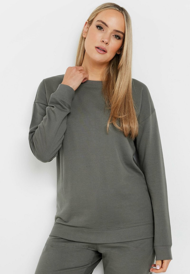 Sudadera verde oliva con mangas largas, cuello redondo y puños y dobladillo acanalados. Tela suave con un ajuste relajado y cómodo.