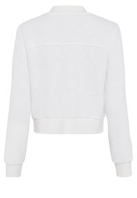 Weiße, kurze Jacke aus strukturiertem Stoff, mit langen Ärmeln und einem weißen, gerippten Saum. Einfaches Design ohne sichtbare Verschlüsse oder Muster.
