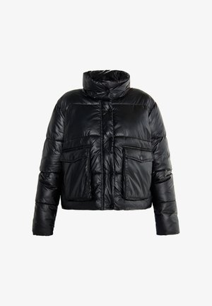 Fekete, rövidített puffermellény magas gallérral, két elülső zsebbel, patentos záródással és fényes felülettel.