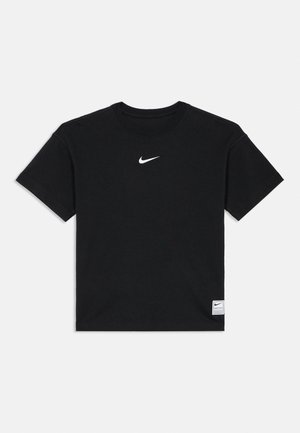 Sort kortærmet Nike T-shirt med hvidt logo på brystet og lille rektangulært mærke nær kanten, vist på ensfarvet hvid baggrund.