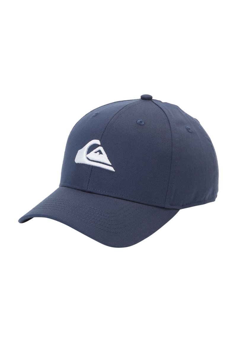 Boné de beisebol azul-marinho feito de tecido, com um logótipo branco. O design inclui uma aba curva e uma estrutura de seis painéis com buracos de ventilação.