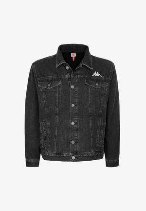 Giacca di jeans nera con chiusura frontale a bottoni, due tasche sul petto e logo Kappa sul lato sinistro. Presenta un colletto classico e dettagli di cucitura.