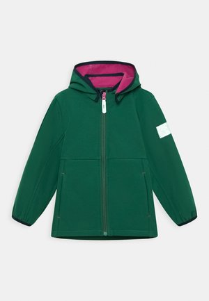 Veste verte avec intérieur rose, fermeture éclair frontale, capuche et poignets élastiques. Comprend des poches latérales et un patch décoratif sur la manche.