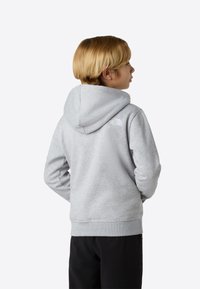 Hanorac gri cu glugă, din țesătură texturată, cu manșete și talie ribbed. Prezintă un logo alb pe spate și o croială lejeră.