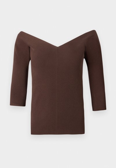 Rjav rebrast top brez naramnic s V-izrezom, z rokavi do tri četrtine in oprijetim krojem. Gladka tekstura po celotni površini.