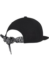 Fekete baseball sapka hátsó megkötővel, fekete-fehér paisley mintával. Lapos karimája és tartós textilanyaga van.