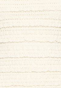 Tissu en crochet de couleur crème avec des rayures texturées horizontales en forme de vagues, répétées en motif.