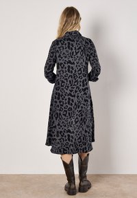 Apricot ANIMAL  - Skjortklänning - grey
