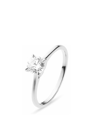 Silberner Solitärring mit einem einzelnen rund geschliffenen Diamanten, der von vier Krappen auf einem schlichten Band gehalten wird.
