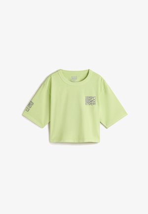 Cropped t-shirt in light green cotton, featuring a square pocket with a checkerboard pattern and short sleeves. Subtle logo on sleeve.
