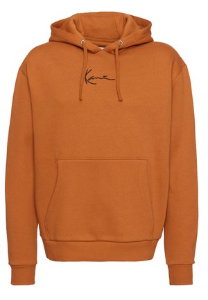 Sudadera con capucha color naranja oxidado con bolsillo canguro frontal, capucha con cordón, puños acanalados y logotipo en cursiva negro centrado en el pecho.