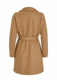 Manteau en laine couleur camel mi-long longueur genoux avec ceinture à la taille, manches longues et large col, vu de dos.