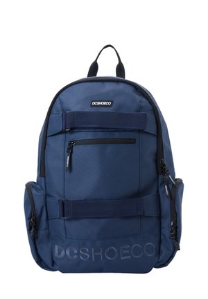 Mochila azul marino con un tejido resistente, dos bolsillos frontales con cremallera, correas ajustables y un logo impreso en la parte inferior delantera.