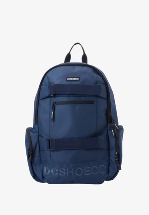 Mochila azul marino con un tejido resistente, dos bolsillos frontales con cremallera, correas ajustables y un logo impreso en la parte inferior delantera.