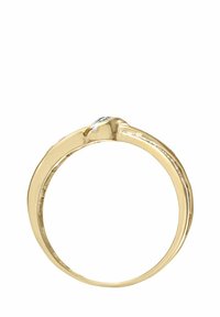 Anello d'oro con una fascia liscia e lucida e un singolo gemma rotonda e trasparente incastonata sopra la fascia, caratterizzato da un design minimalista.