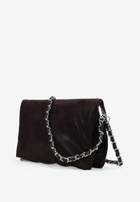 Bolso de mano de ante negro con un acabado texturizado, que cuenta con una correa de cadena metálica y bordes en forma de concha. Diseño compacto y estructurado.