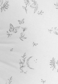 Tela blanca con delicados dibujos en línea gris de mariposas, varias flores y hojas dispersas en un patrón ligero y etéreo.