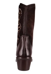 Brązowe zamszowe botki za kostkę z dekoracyjnym wzorem z ćwieków, wysokim obcasem, skórzanymi akcentami i zaokrąglonym czubkiem. Posiadają lekkie opadanie u góry.