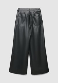 Schwarze Culottes aus Kunstleder mit weitem Bein, zwei Gesäßtaschen und sichtbaren Nähten entlang des Bunds und der Taschen.