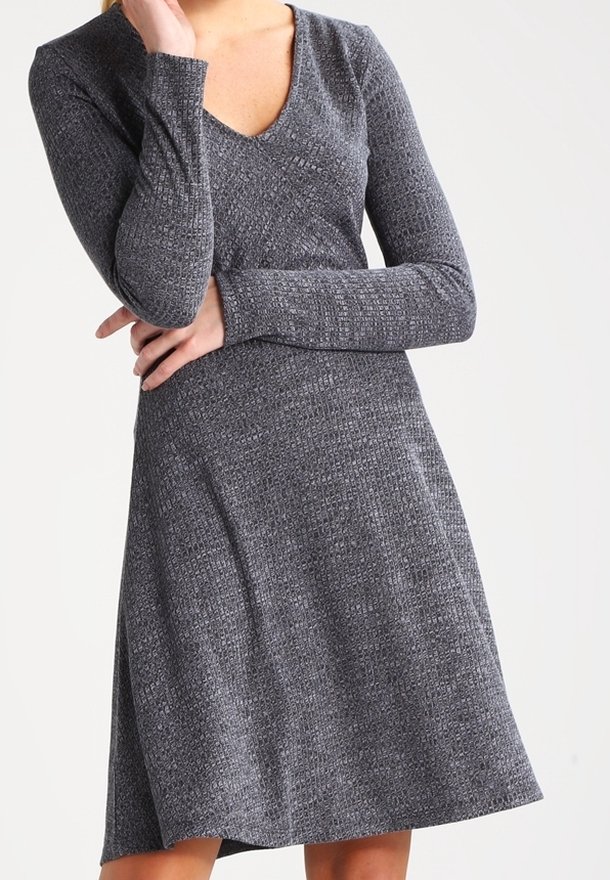 Szara dzianinowa sukienka o fakturze, z długimi rękawami i dekoltem w kształcie litery V, z rozszerzanym dnem, które sięga poniżej kolan.