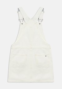 Λευκό τζιν φόρεμα με τιράντες που ρυθμίζονται και δύο πίσω τσέπες, με μικρό λογότυπο μάρκας στην δεξιά τσέπη.